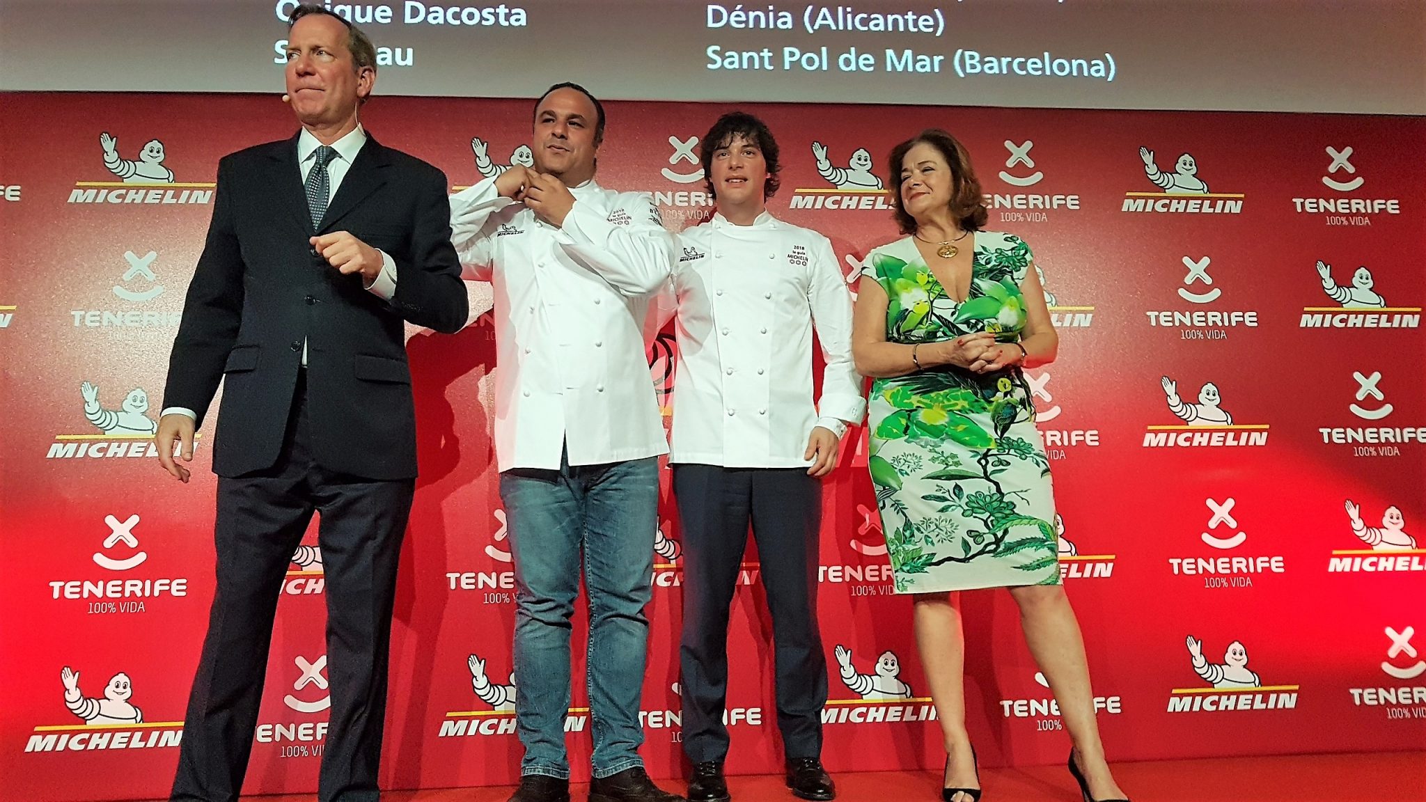 Los nuevos triestrellados, en el escenario con los responsables de Michelin. Tenerife. Foto: Xavier Agulló.
