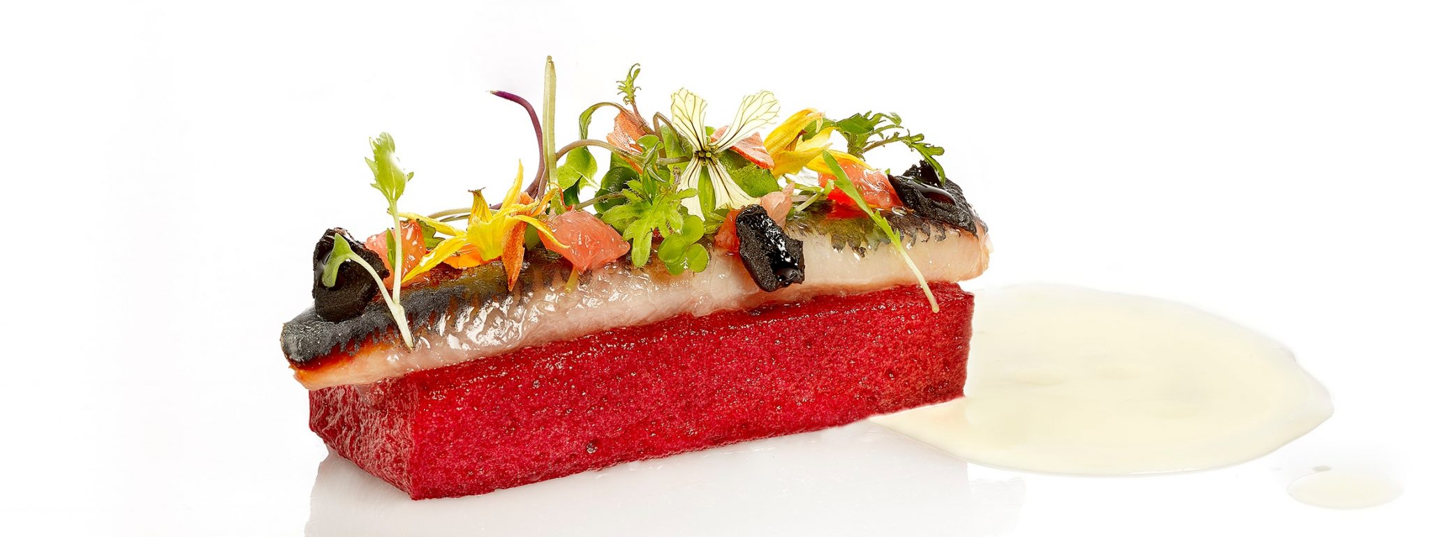 Sardinas ahumadas, esponja de remolacha y ajoblanco de coco con su ensaladita de pomelo