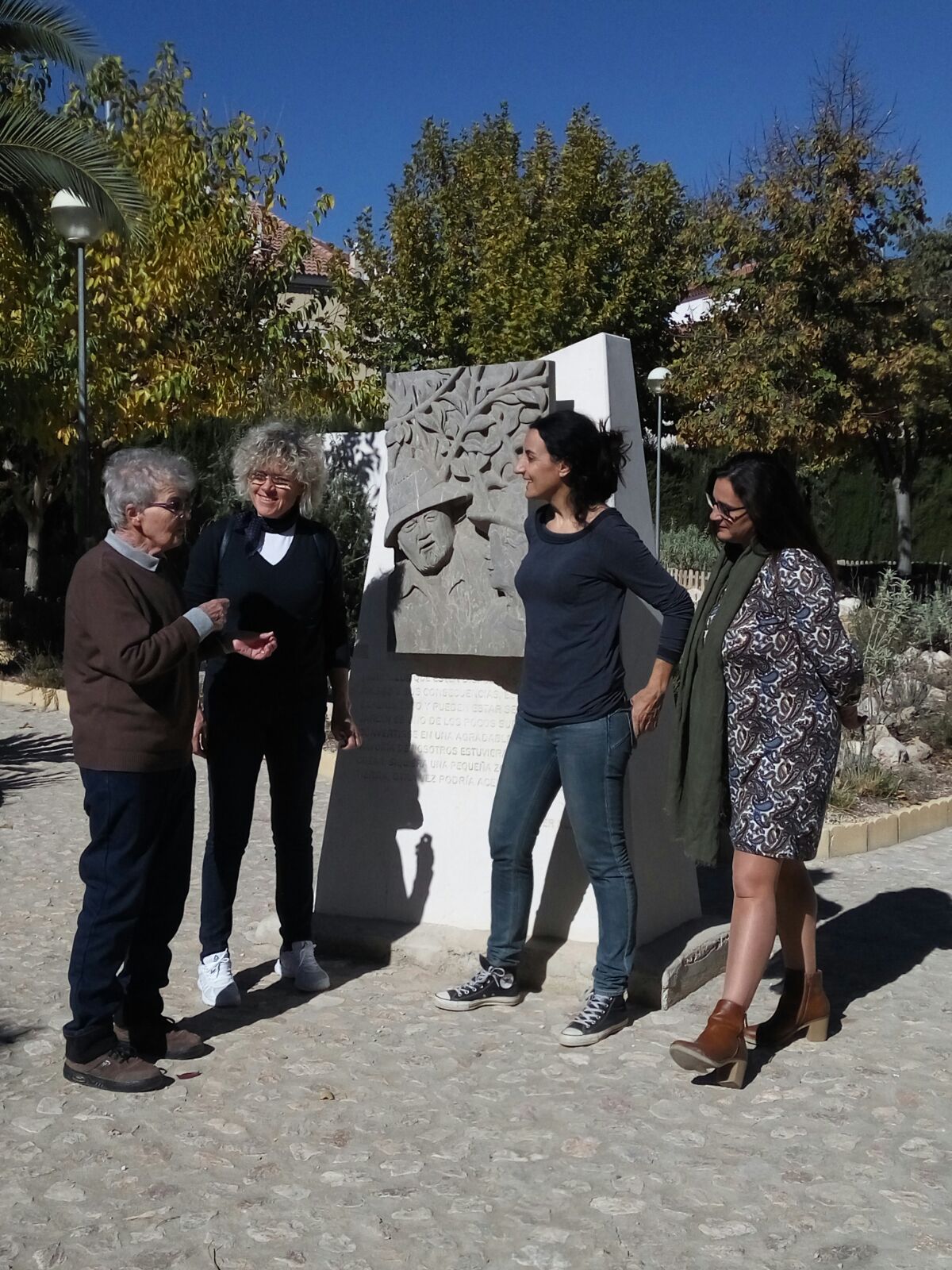 Mary Ann Kunkel, Lola Gómez y Yolanda García junto a la escultura en honor de Günther Kunkel ubicada en Vélez Rubio (Almería). Foto: Javier Zafra