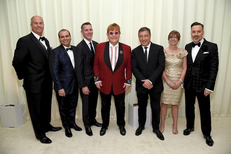 Elton John y Joan Roca, con el equipo directivo de BBVA Compass en la cena benéfica. Foto: BBVA Compass