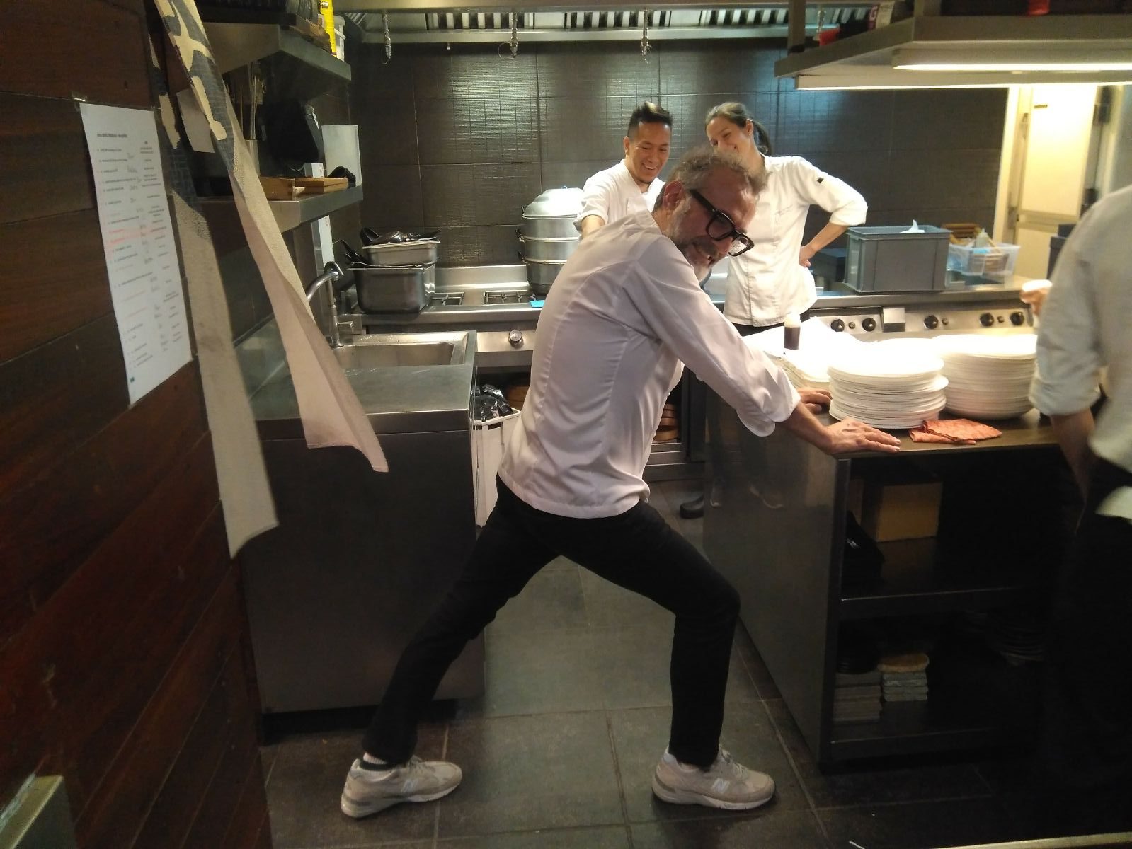 Bottura, en la cocina de dos palillos, "calentando" antes de "actuar"