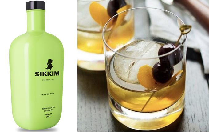 Botella de Sikkim Greenery y Coktail Old Fashioned Gin, con 2cl. de soda o sifón; 5cl. de Sikkim Greenery; 1 terrón de azúcar; angostura, 1 rodaja de naranja y una rodaja de limón