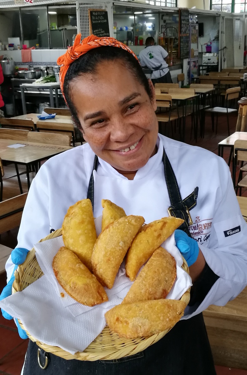 Mama Lu con las tradicionales empanadas de maíz rellenas de ajiaco