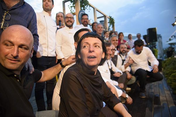 Jordi Parra y Fina Puigdevall junto al resto de cocineros. Foto: Marta Bacardit.