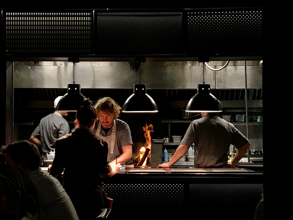 El chef Arno Janse en la cocina de su restaurante durante uno de los servicios. Foto: Belén Parra