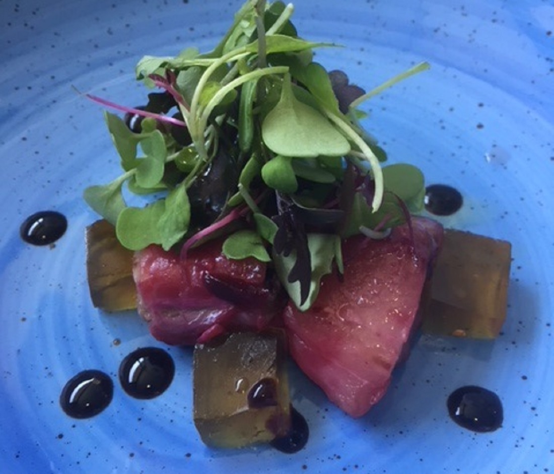 Ensalada de bonito marinado con gelatina de hon dashi