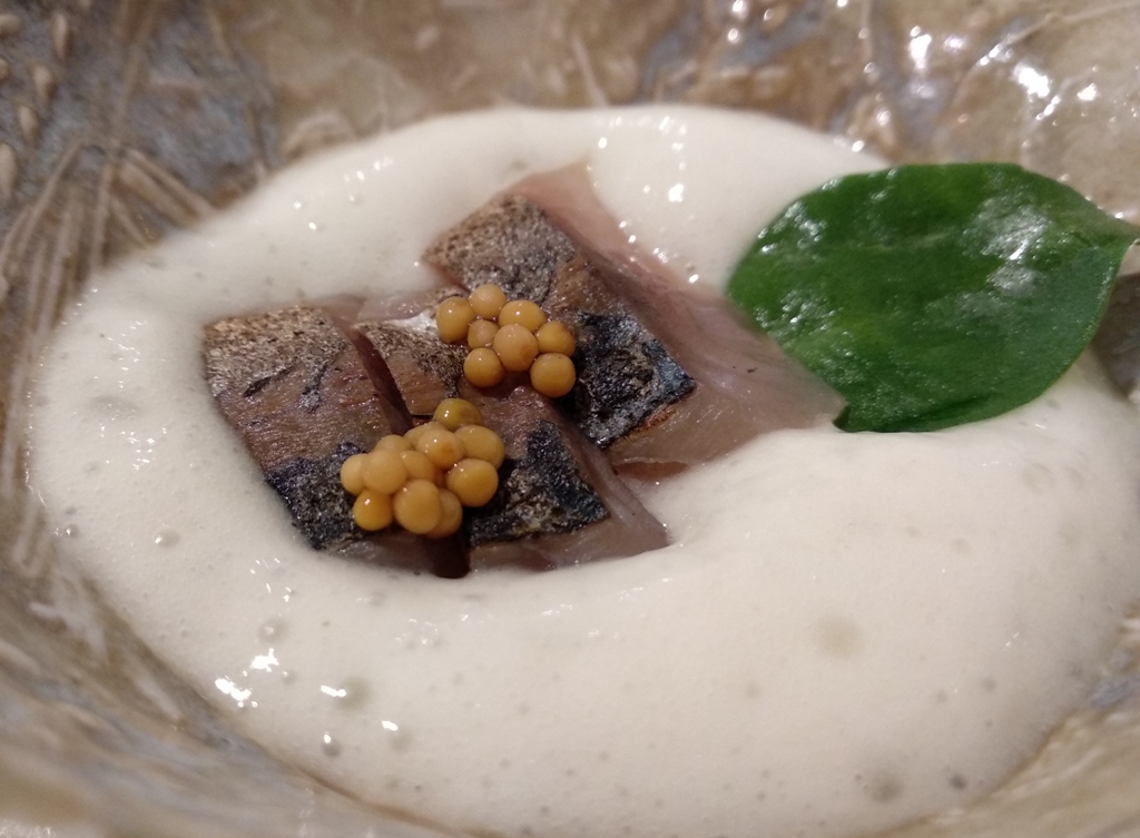 Caballa marinada con escabeche de algas