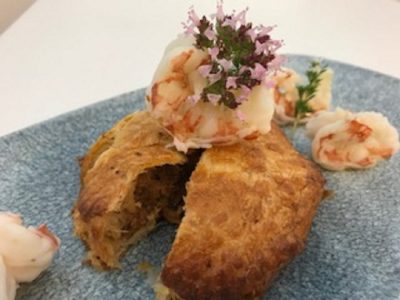 Papillote de hojaldre con mariscos, moluscos y pescado con aroma de pino 