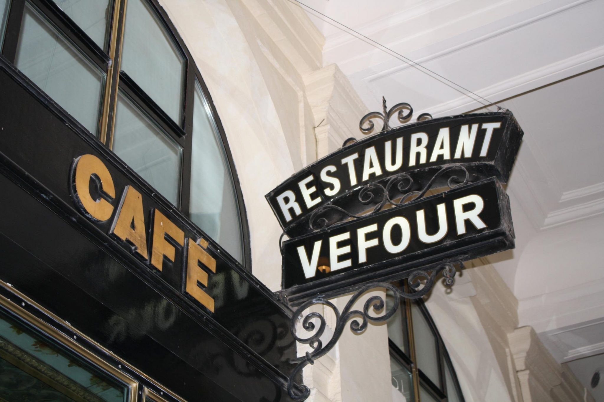 Cartel del restaurante Le Grand Véfour. París