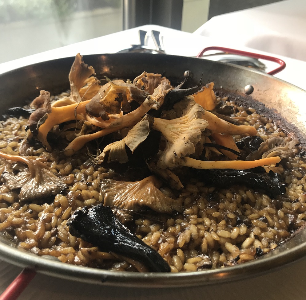 Arroz seco de setas de temporada
