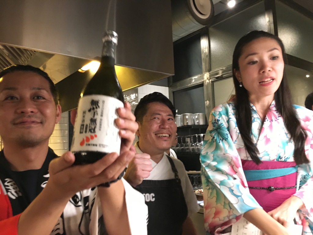 Taro Fukunaga de la bodega Mutemuka, Hideki Matsuhisa de Kak Koy, y Mayuko Sasayama, de Tokyo-Ya