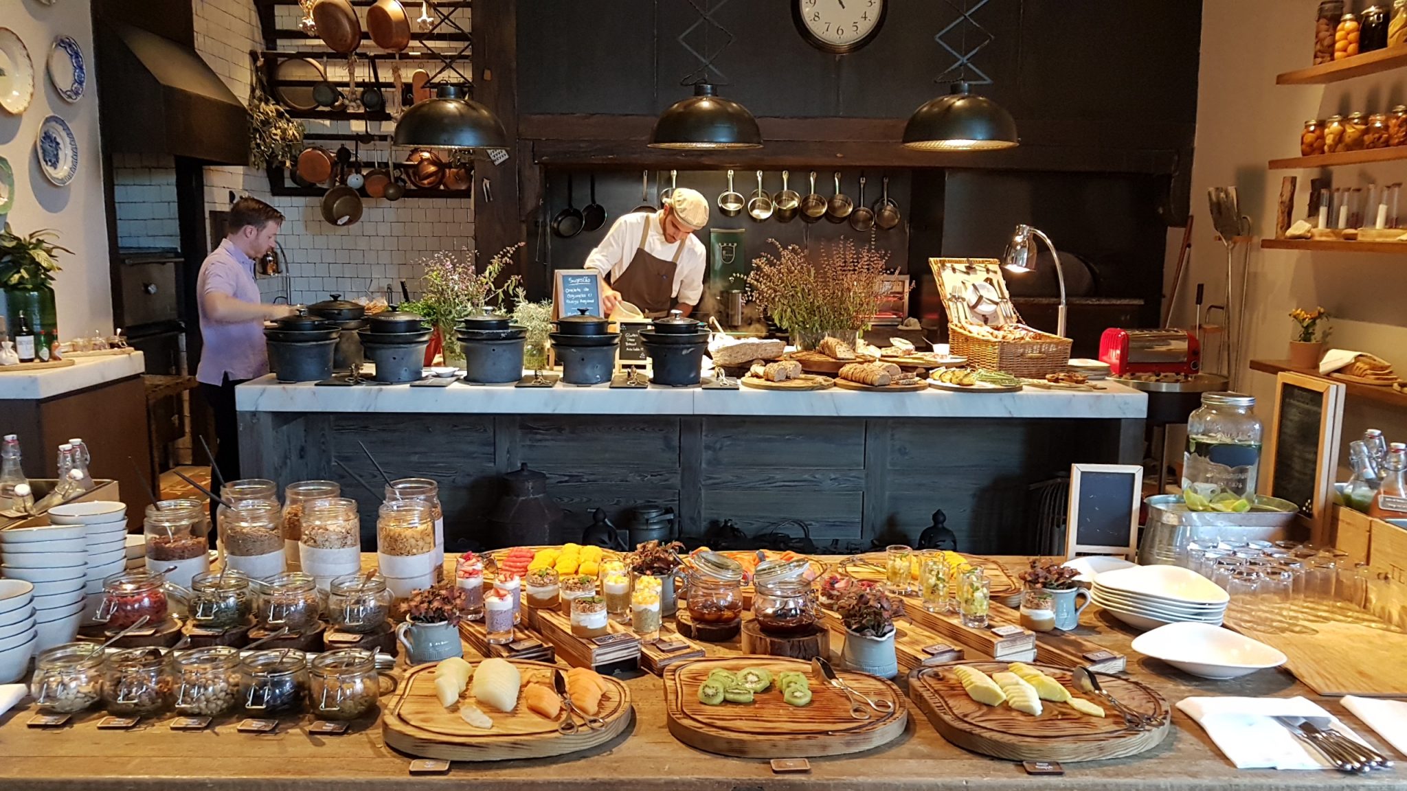 El desayuno (parte). Hotel Six Senses Douro Valley. Lamego, Oporto. Portugal. Foto: Xavier Agulló.