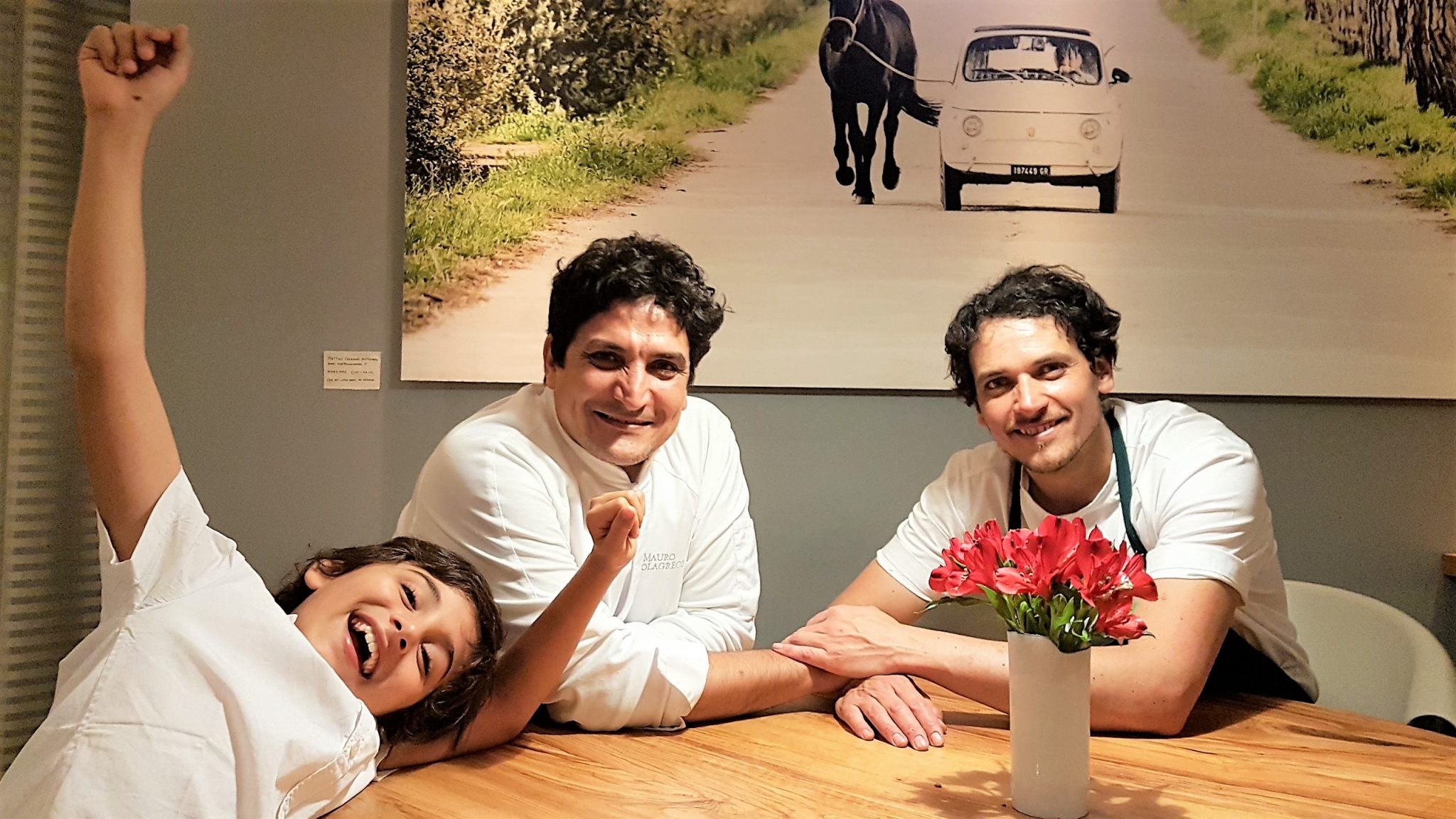 Mauro y Rodolfo con Valentín (hijo de Mauro). Mirazur. Menton. Cosya Azul. Francia. Foto: Xavier Agulló.