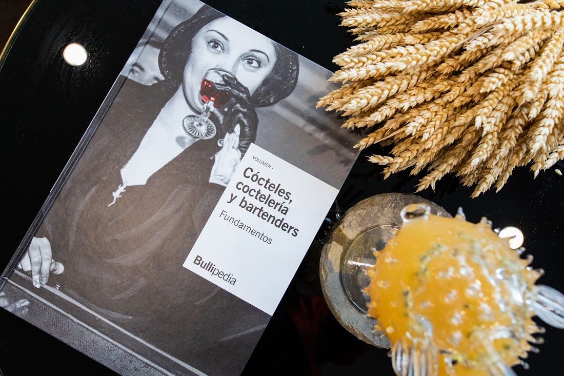 ‘’Fundamentos’’, el primero de los cuatro volúmenes de la enciclopedia “El Sapiens de los cócteles, coctelería y bartenders”