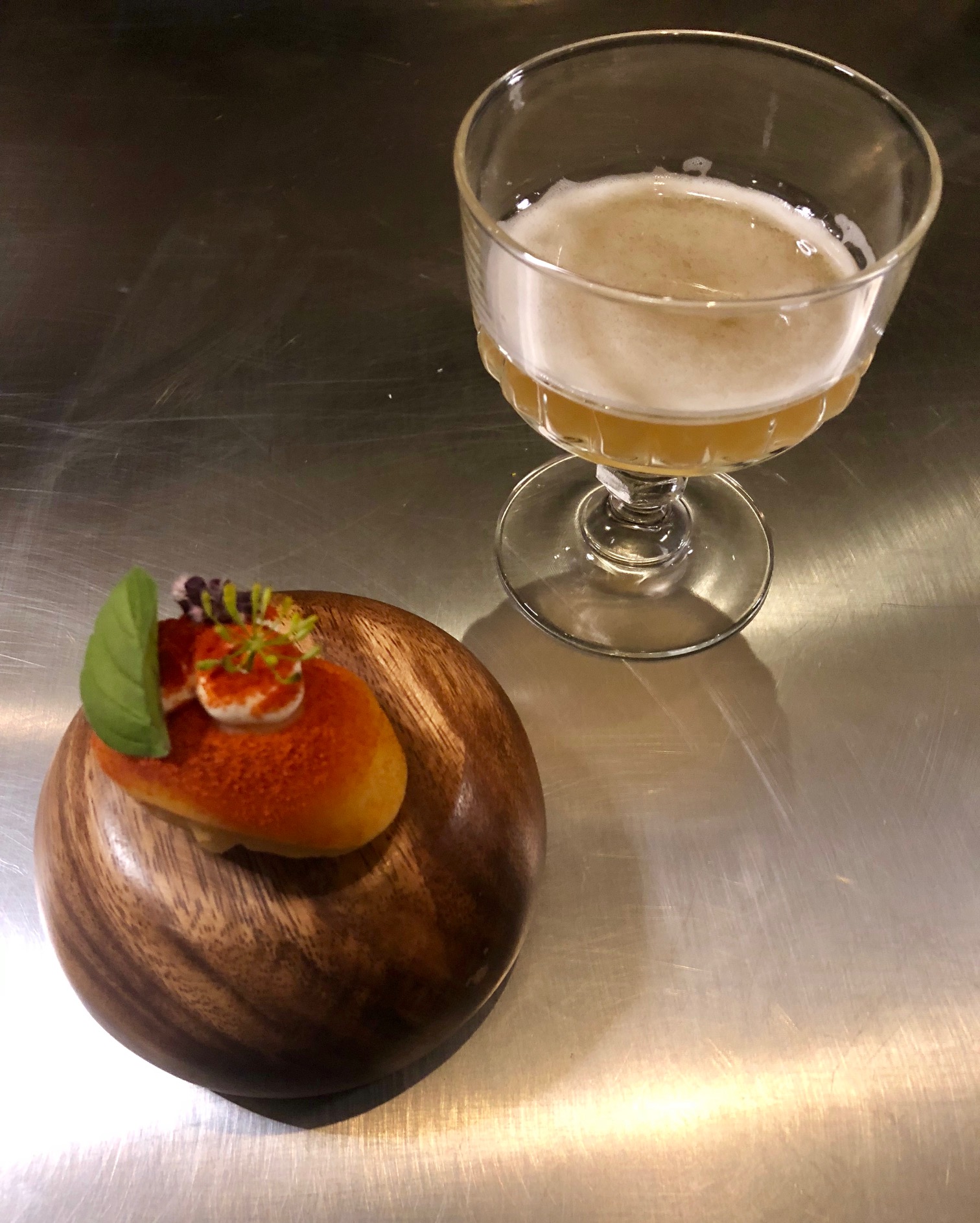 Bocado con coctel elaborado al momento en la cocina de Alinea