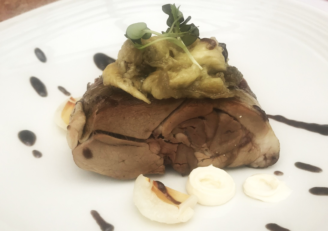 Terrina de cordero con muselina de ajo y lichi