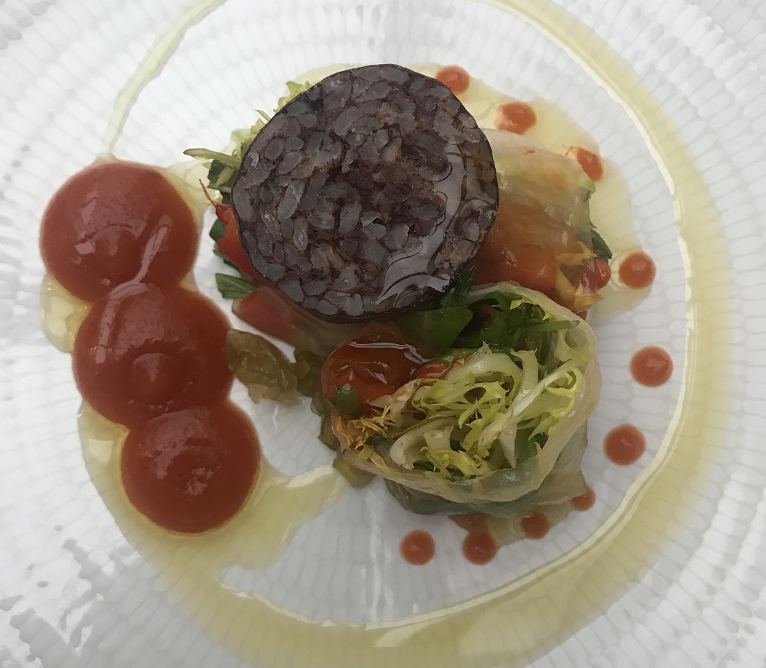 Ensalada de pimientos escalibados, butifarrones y confitura de piparras