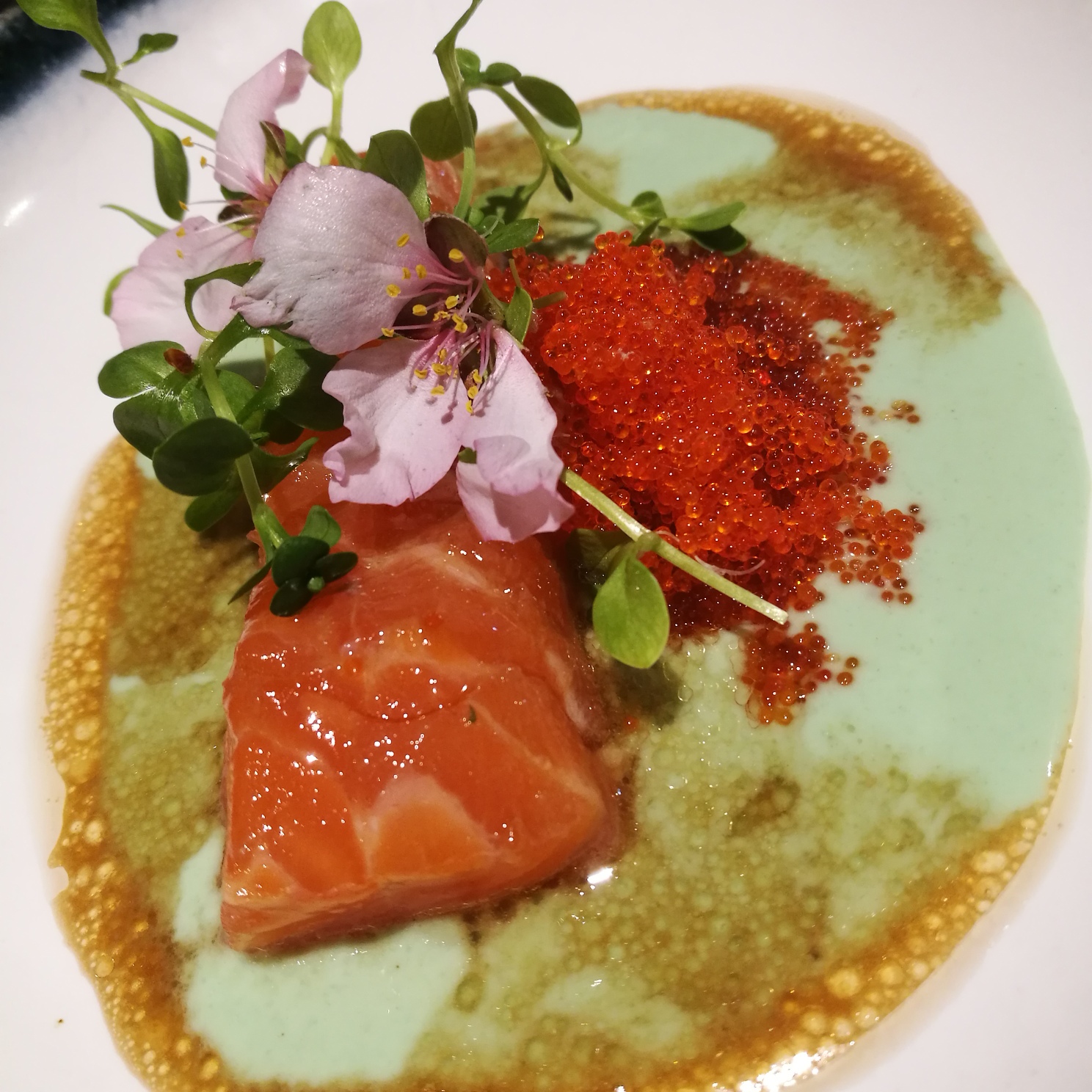 Ajoblanco de wasabi, salmón y huevas de pez tobiko con salsa de ponzu