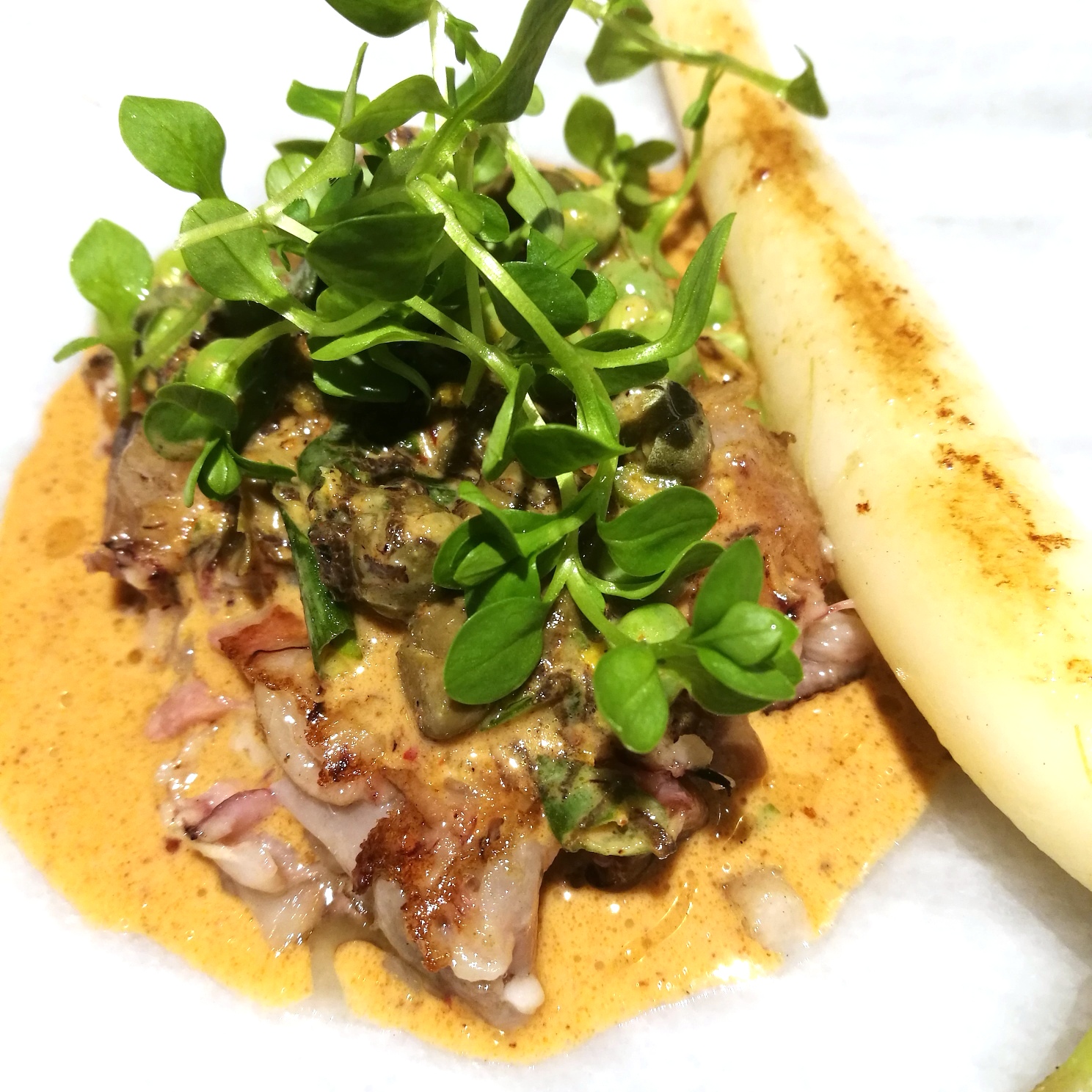 Manitas deshuesadas con guisante del Maresme, melanosprorum, citricos y salsa con pimiento choricero