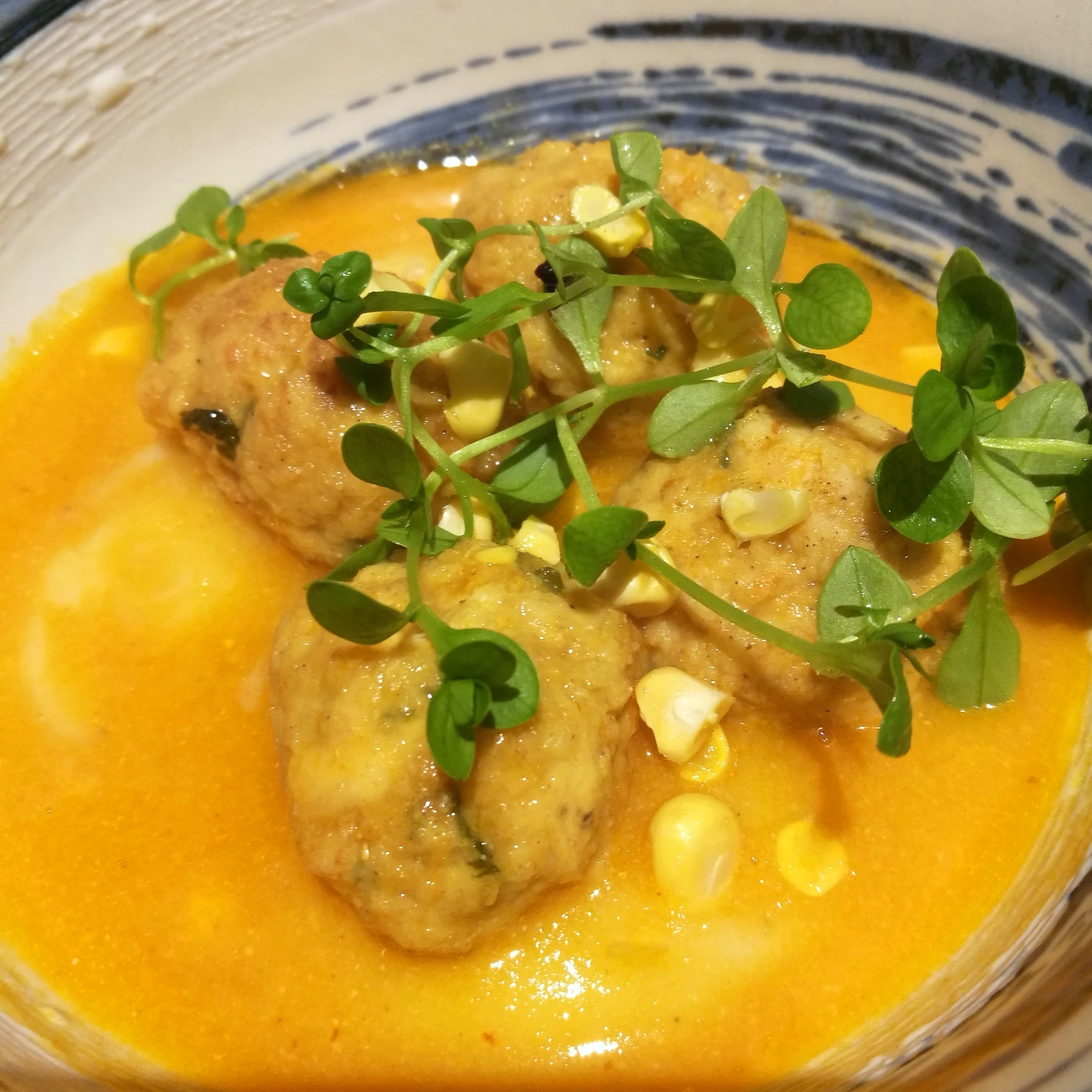Albóndigas de pollo de corral con crema de celerí y maíz