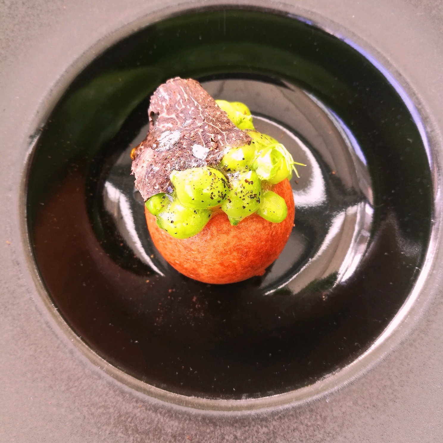 Bombón de calçot con guisantes del Maresme y trufa. Foto: Mónica Ramírez