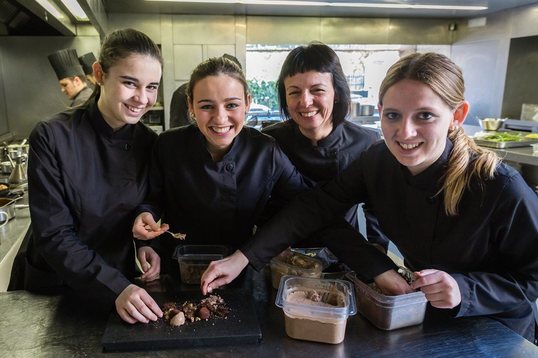 Carlota, Martina y Clara Puigvert Puigdevall, con su madre y chef de Les Cols, Fina Puigdevall