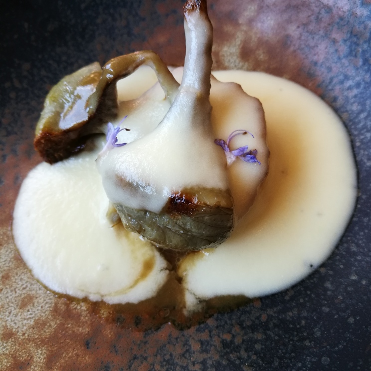 Vieiras a la plancha con alcachofas, cebolla tierna y jugo de pollo a la brasa