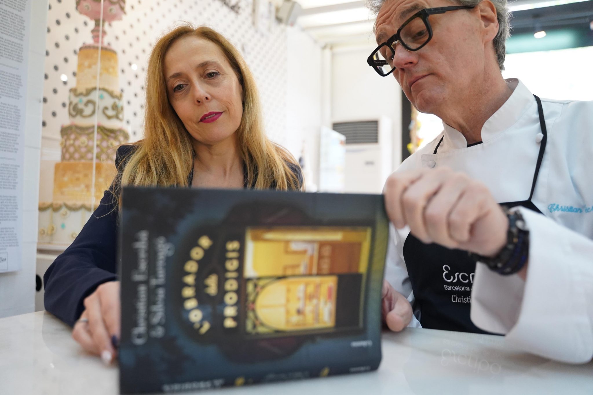 Tarragó y Escribà con la novela “El Obrador de los prodigios”. Foto: Jordi Pérez