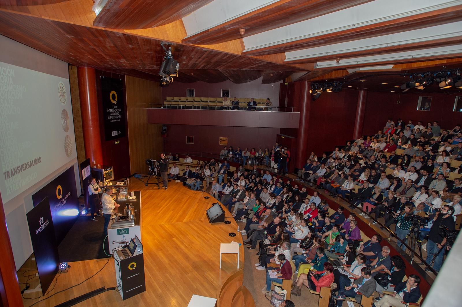 Joan Roca en el auditorio. I Foro del Queso. Gran Canaria.
