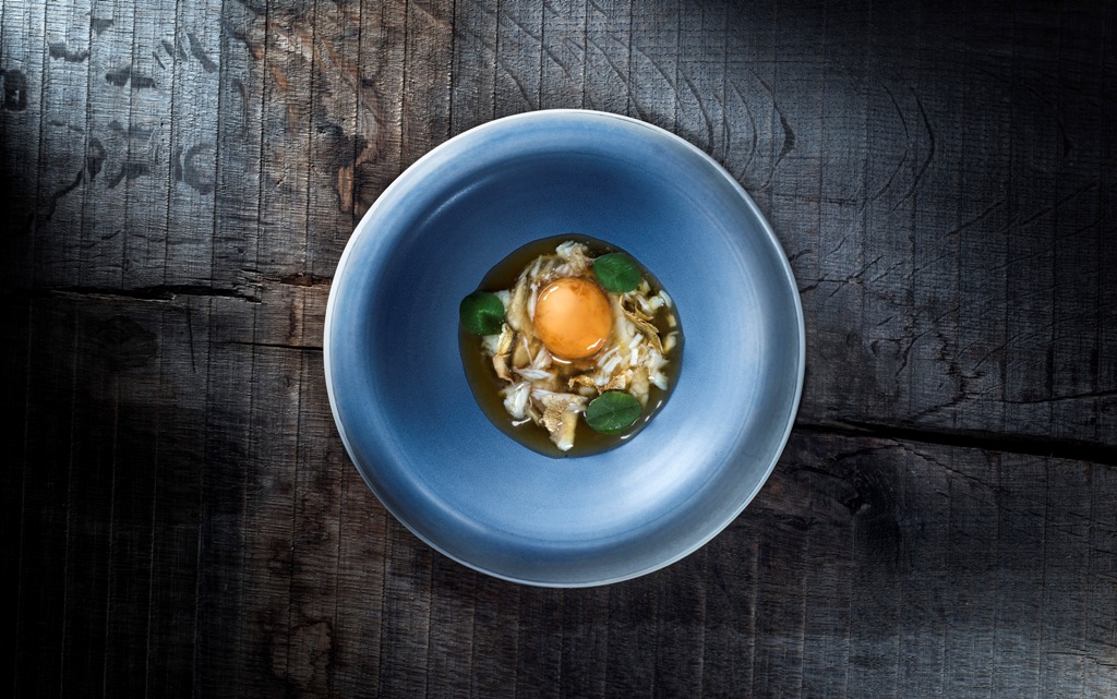 Sopa de txangurro con yema de caserío en salazón