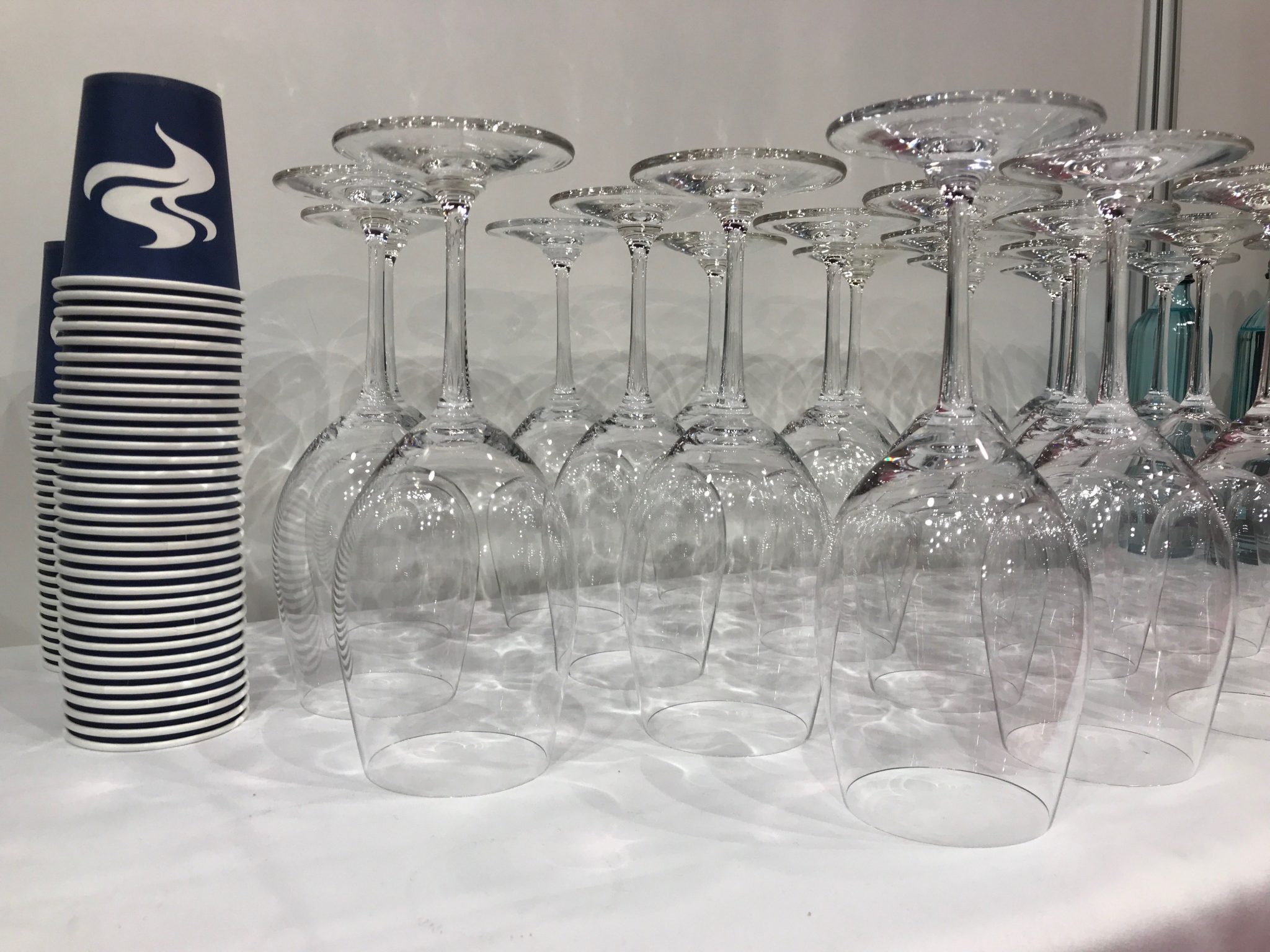 Fotografiado en cualquier feria: Vasos de papel para café, copas de cristal para todo lo demás. @Vadorgarbos