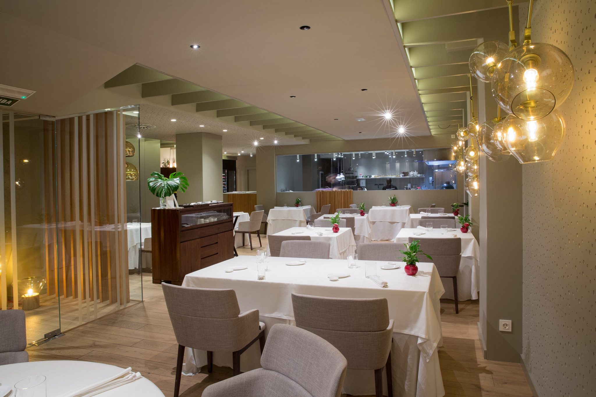 Sala del restaurante Íkaro. Cabina de mando/cocina, al fondo