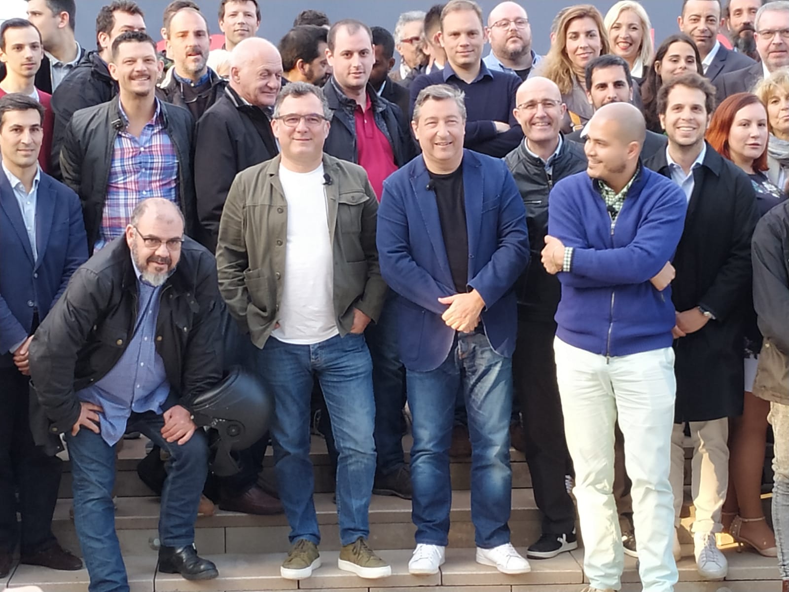 Albert Raurich, Joan Roca y Jon Giraldo en el centro, rodeados de los participantes del coloquio. Entre ellos, Jordi Herrera (agachado a la izquierda), Jaime Lieberman (detrás de Herrera), Xavier Lahuerta (tras Roca) o Roger Ribó, director de Foodie Culture Magazine (tras Lahuerta)