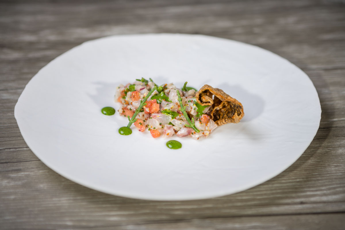 Tartar de lubina, mahonesa de plancton y torrezno de su piel 0