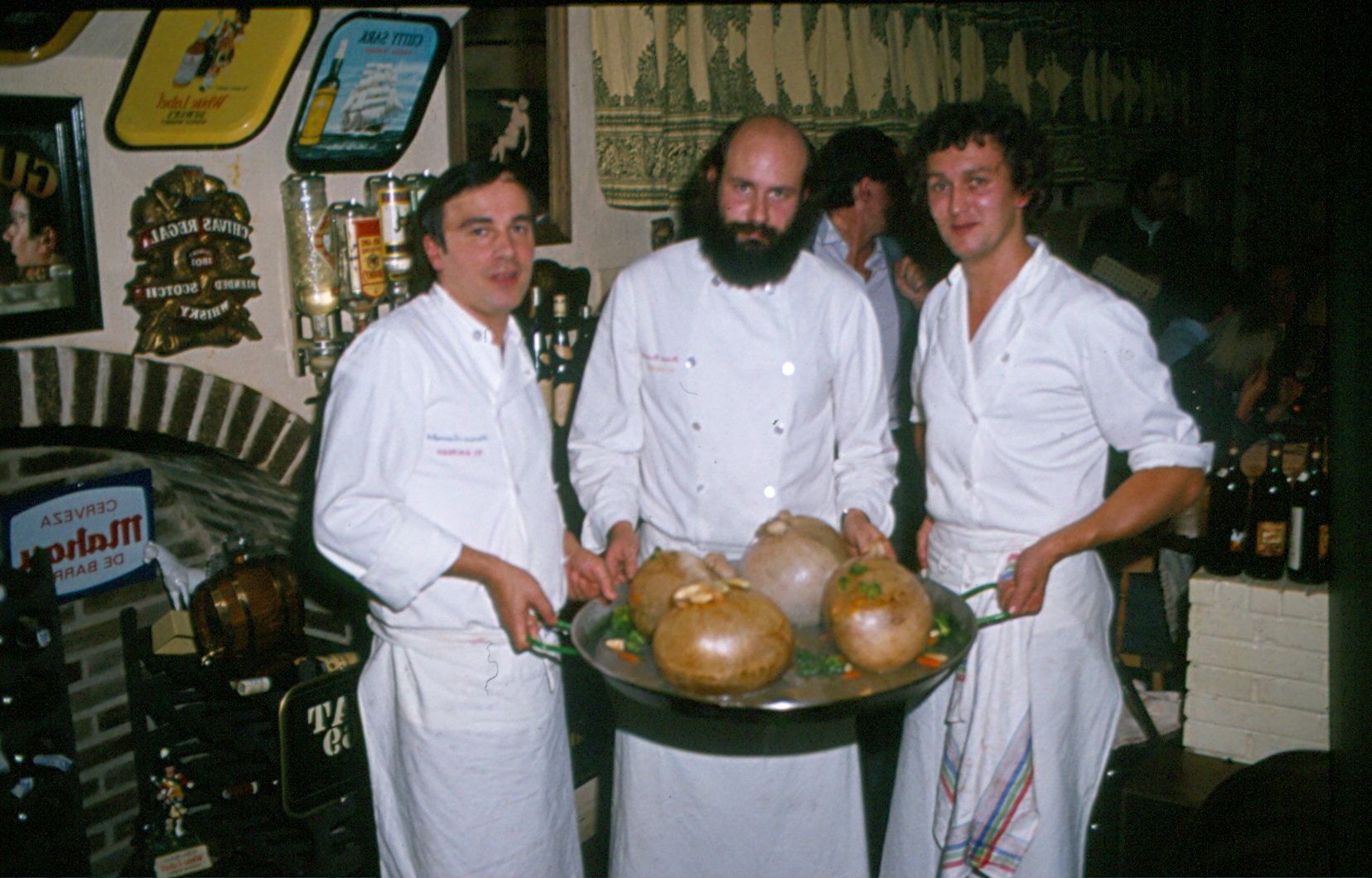 Arrambide, Ramírez y un cocinero frances sujetando una pularda en vejiga cocinada en la sociedad gastronómica el Cocinero Feliz de José Carlos Capel. Foto: Grupo Gourmets
