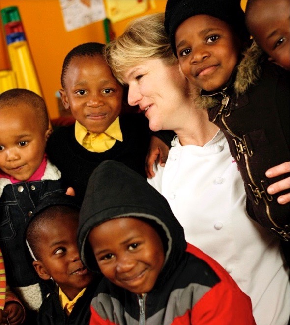 Janse, con los escolares sudafricanos que alimenta desde su ong Isabelo.