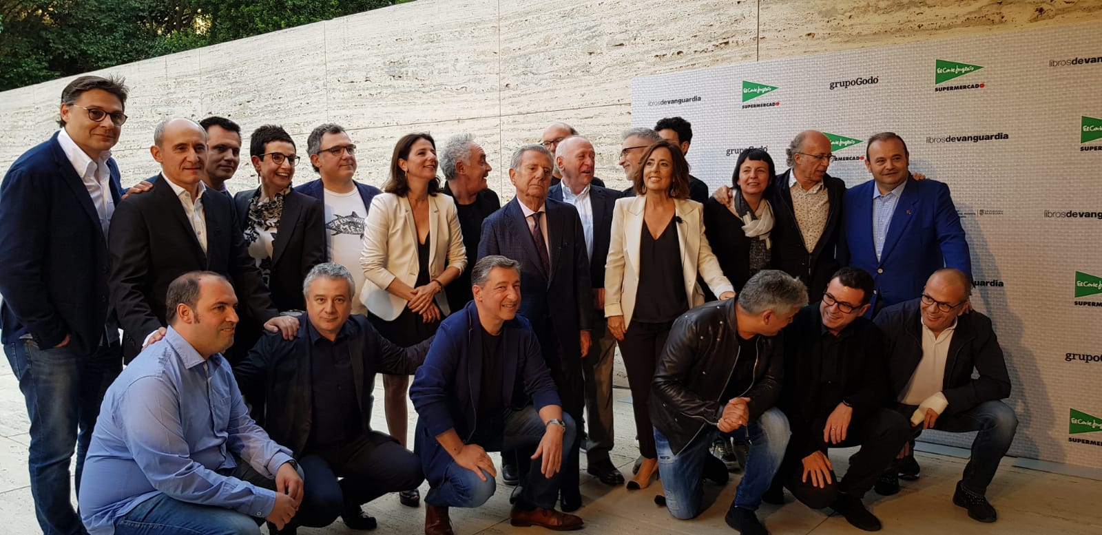 La autora, entre algunos de los protagonistas del libro