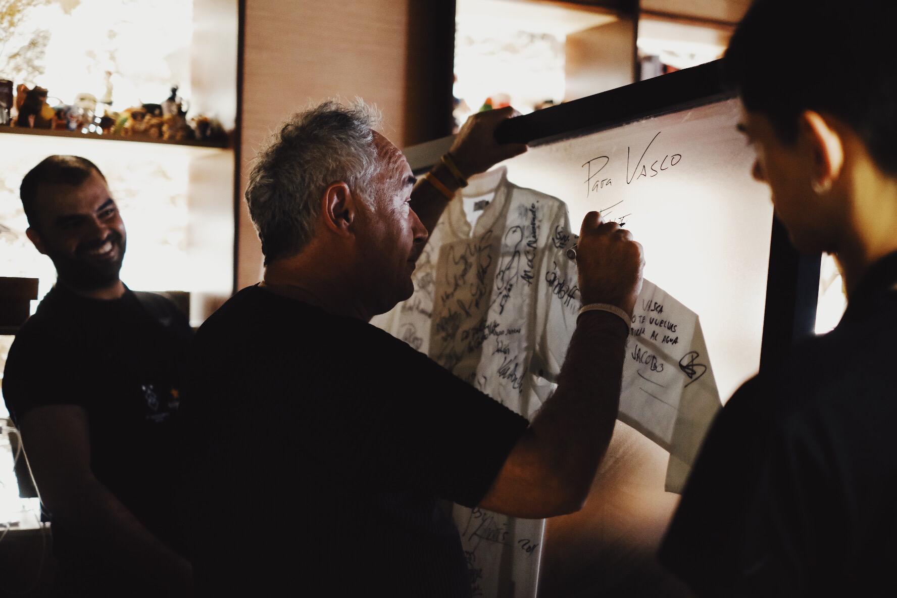 Adrià, firmando la chaquetilla del último día de elBulli de Vasco Coelho