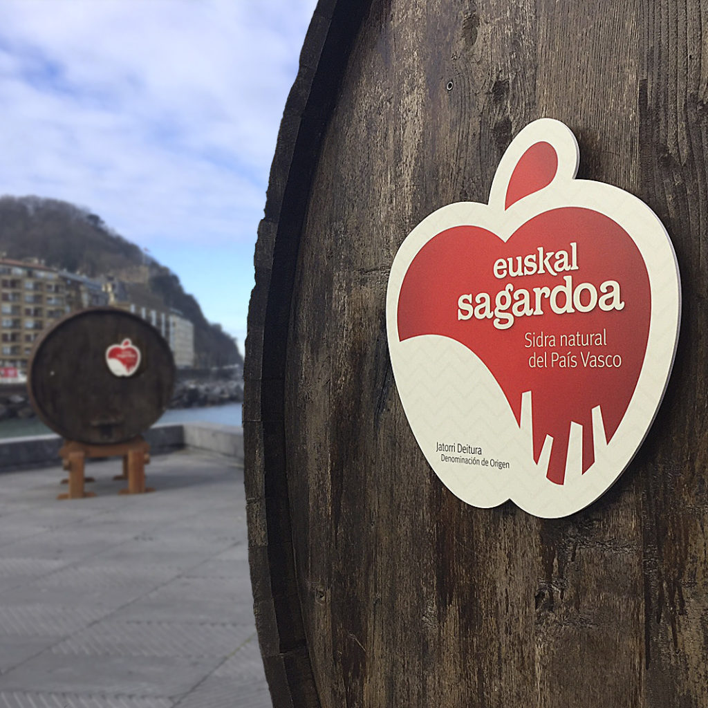 Euskal Sagardoa, la sidra natural vasca. Manzanas, ballenas y bertsolaris. Una historia de txotxeros y kupelas 1