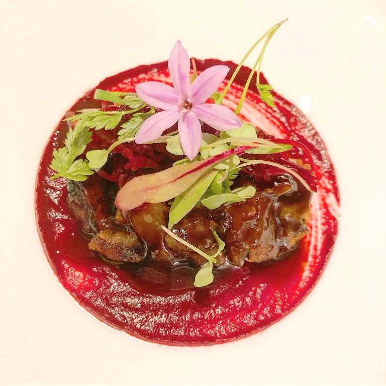 Mollejas brasa con crema de remolacha