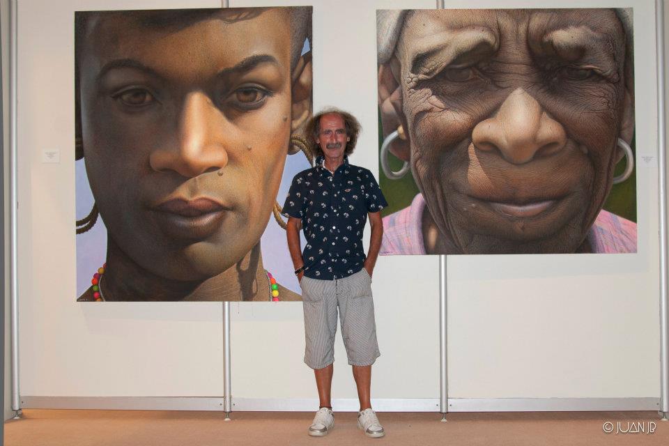 José Luis Román con dos de sus cuadros.