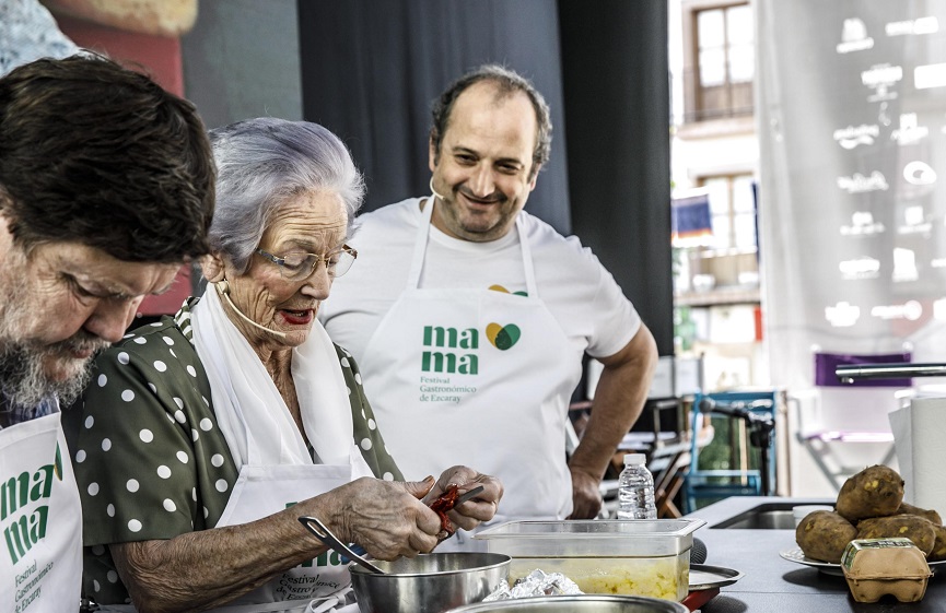 Vicenta Pérez y Pedo Masip (madre e hijo), cocinando en Mama
