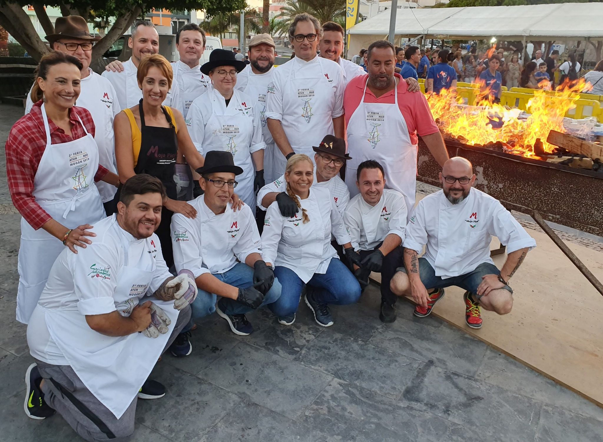 Los chefs de Mojo Picón con Onalia Bueno. Arguineguín. Mogán. III Feria del Atún y el Mar.Gran Canaria. Foto: Xavier Agulló.