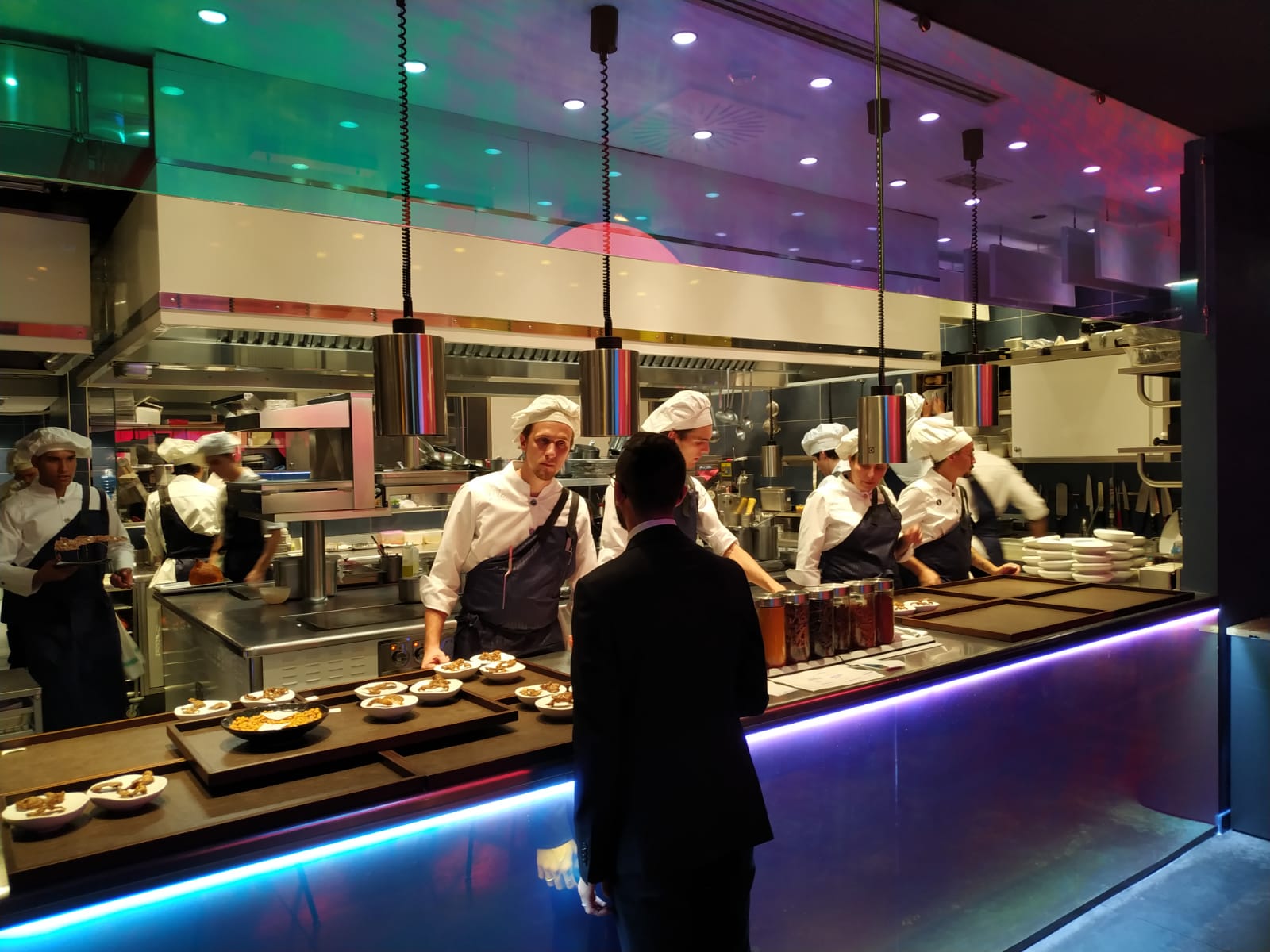 La cocina vista del restaurante Viva. Milán