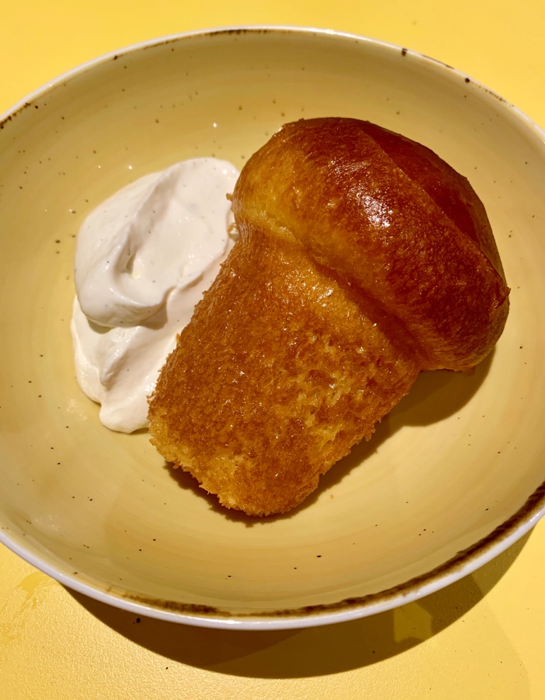 El babá con crema de vainilla sigue la receta del chef Agostino Lacobucci, amigo de Mauro Colagreco. Foto: Belén Parra