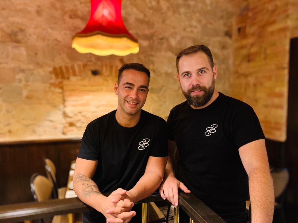 Dany Martin y E?ric Basset posan en el nuevo Bistrot Bilou de Barcelona