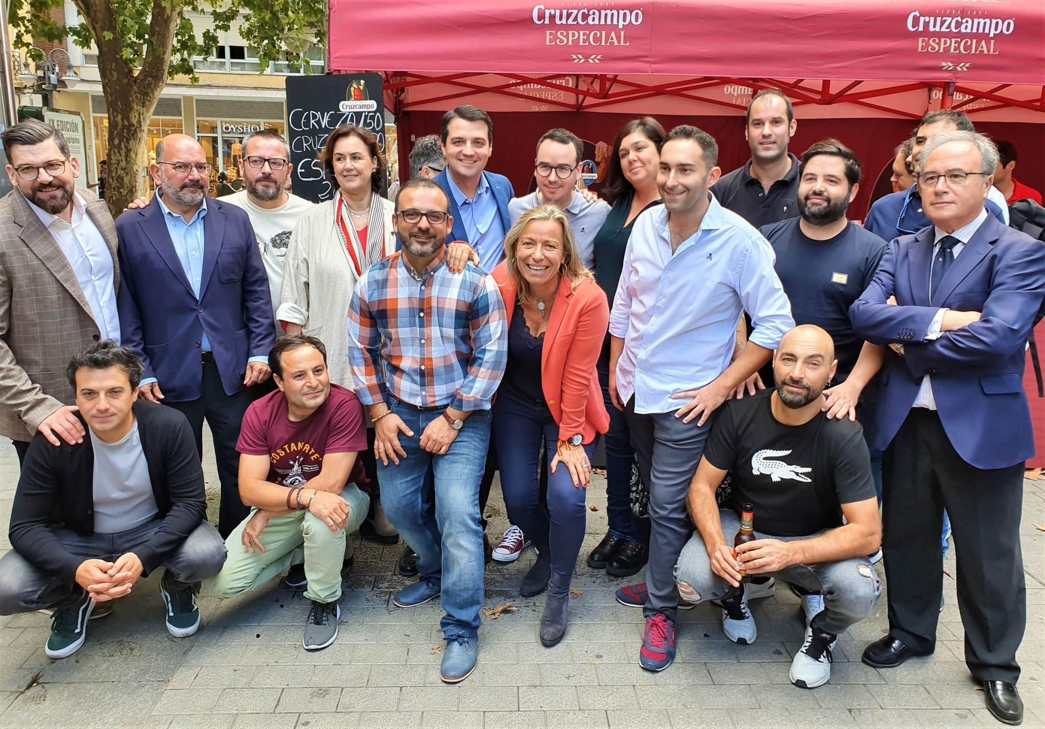 El elenco de Califato Gourmet 19 con el alcalde y la concejala. Córdoba. Foto: Xavier Agulló.