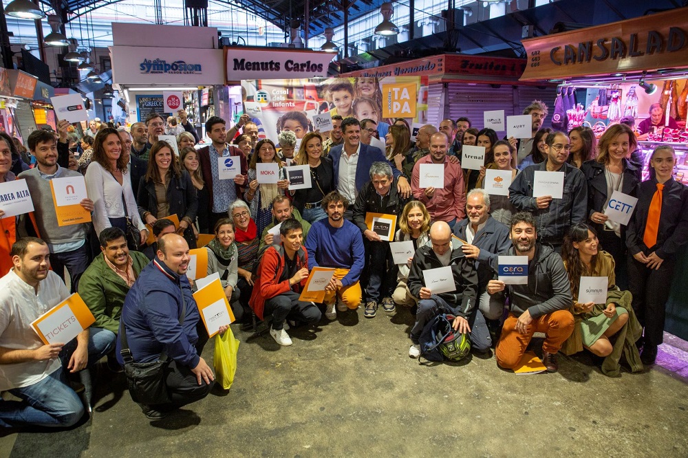 Foto de familia de la presentación de la 9ª Tapa Solidaria