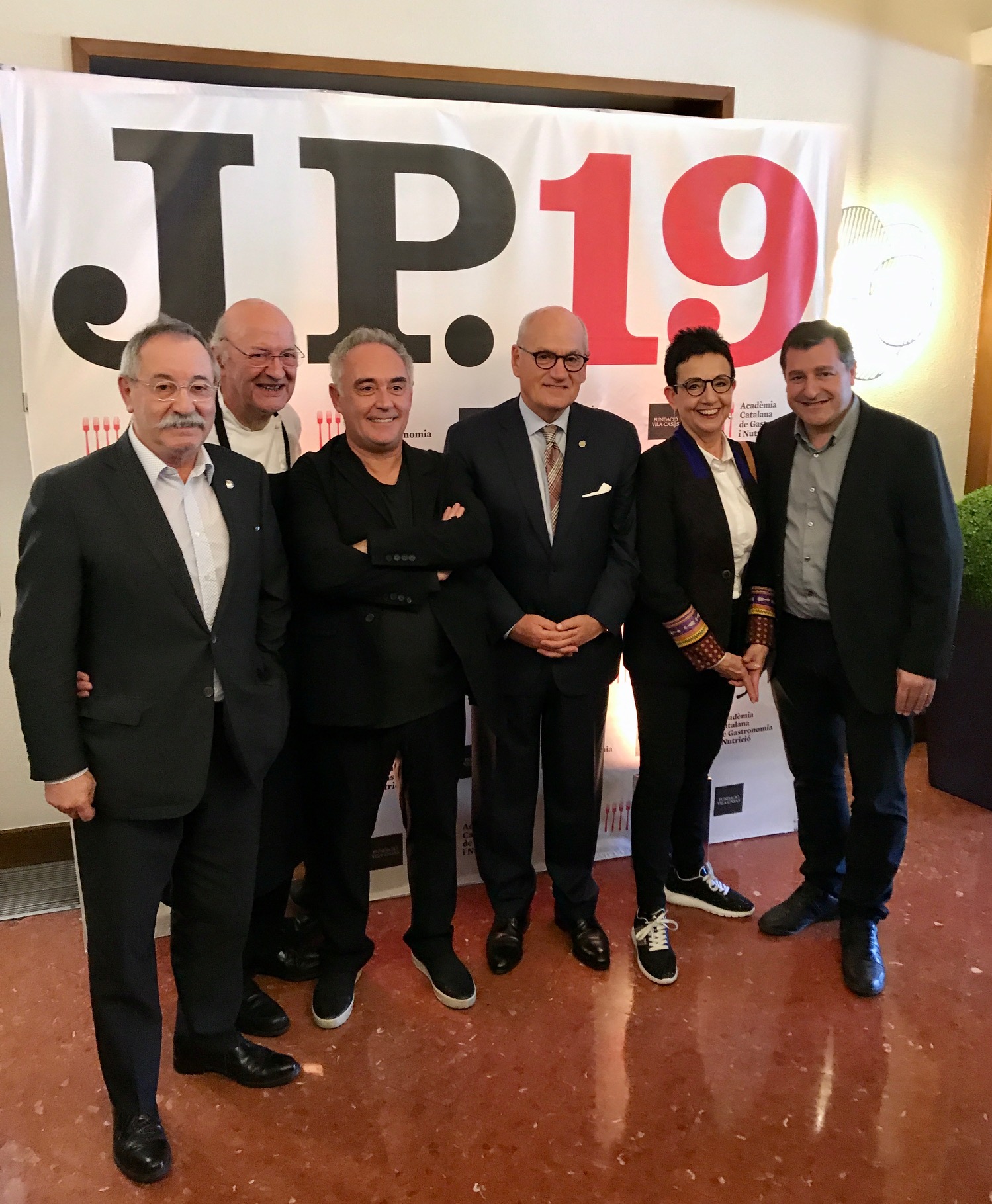 Homenaje a Josep Pla: Josep Vilella, Jaume Subiròs, Ferran Adrià, Carles Vilarrubí, Carme Ruscalleda i Josep Roca. Foto by @Vadorgarbos