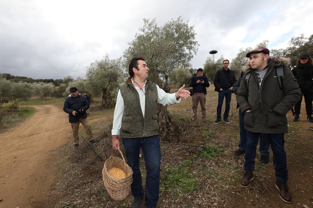 Eduardo Sousa, de la Patería Sousa, enseñando el terreno a Ignacio Echapresto